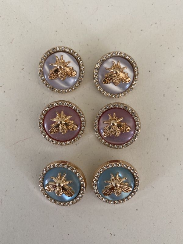 Stor rosa knapp med bie og bling