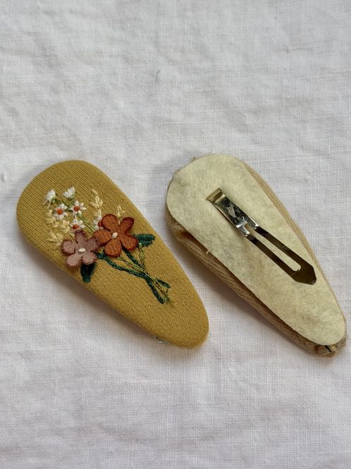 Hovedbilde Broderte hårspenner - gul