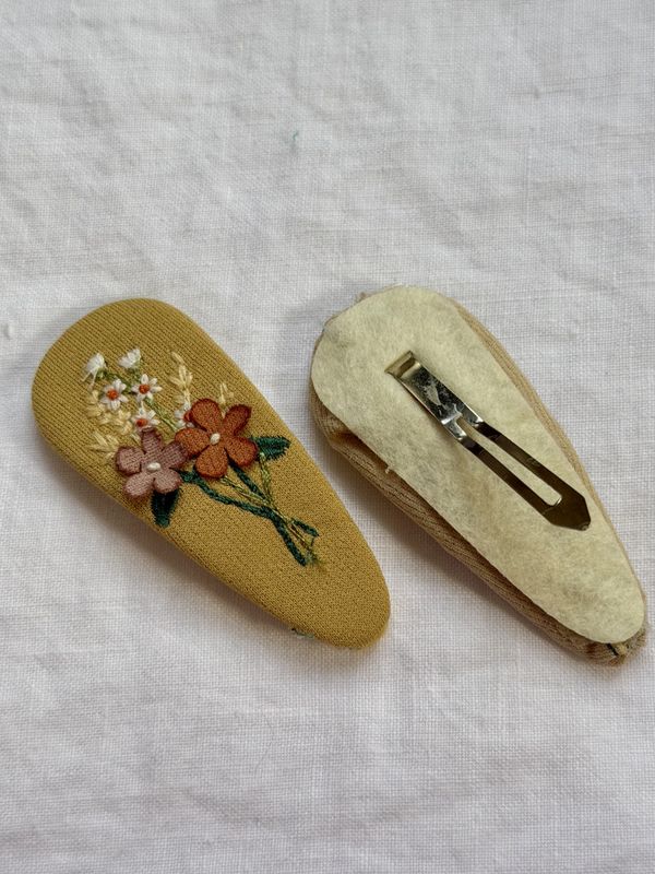 Broderte hårspenner - gul