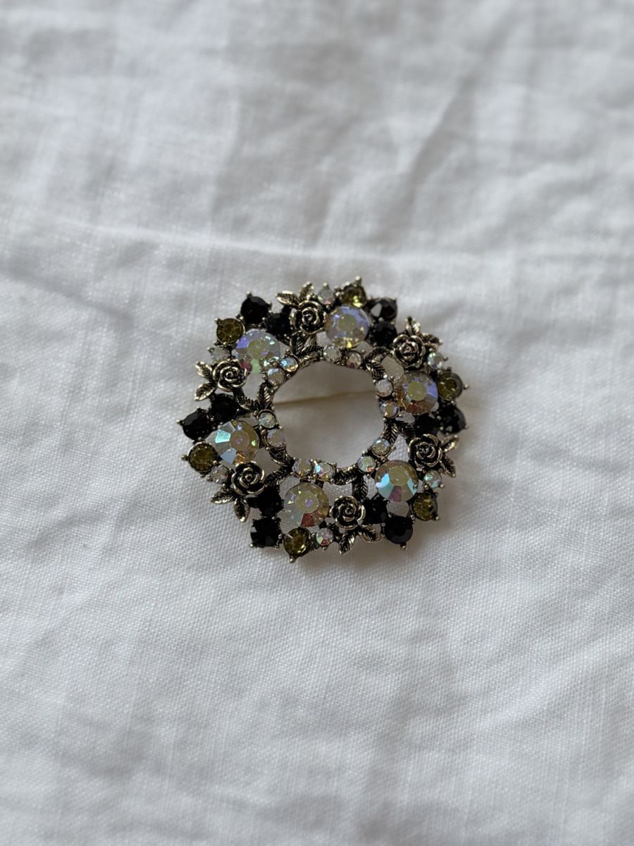 Brosje med gullblomst - sort og hvit