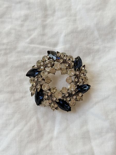 Hovedbilde Brosje - blå krans